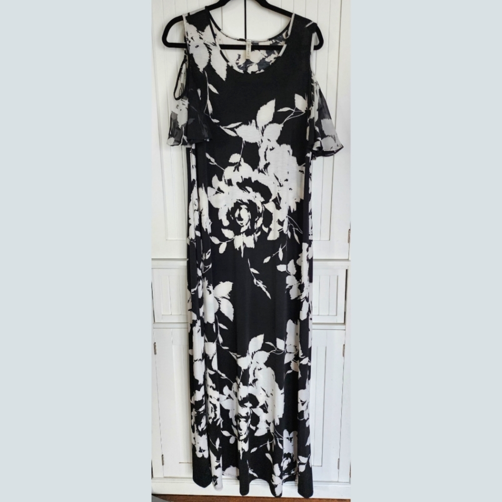 Plus Size Women's Cold Shoulder Maxi Dress in Black & White. Size 3X.